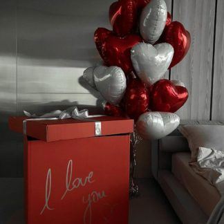 Сердца красные и белые и коробка