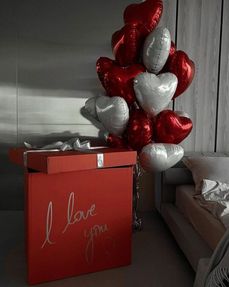 Сердца красные и белые и коробка