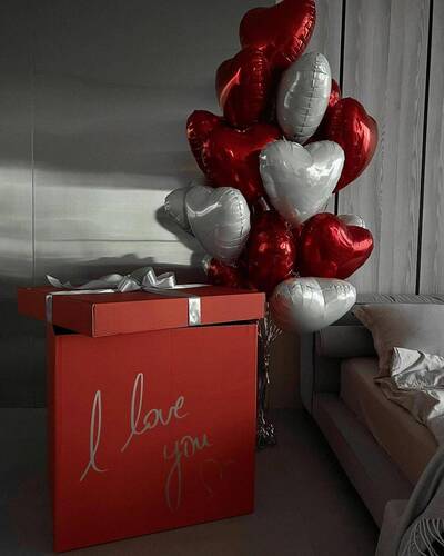 Сердца красные и белые и коробка