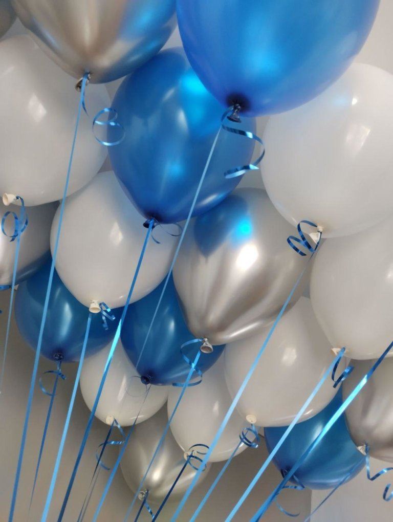 Шары под потолок синие,серебро,белые 30 штук