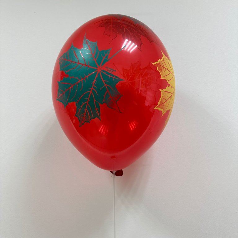 Шар на палочке Кленовые листья (с воздухом) красный