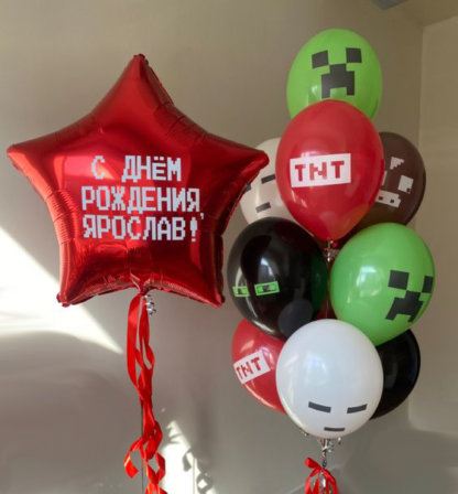 Композиция шаров Майнкрафт на День Рождения с большой именной звездой