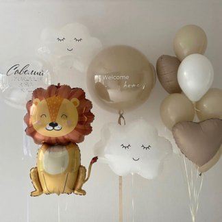Воздушные шары бежевые и белые на выписку из роддома со львом