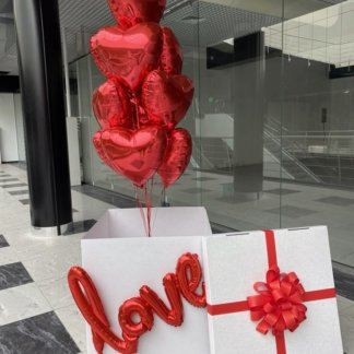 Коробка с шарами красные сердца LOVE
