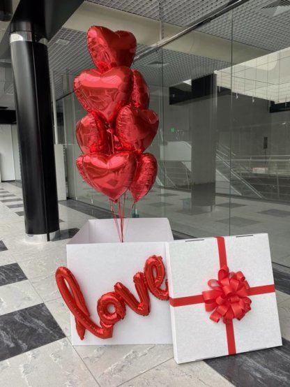 Коробка с шарами красные сердца LOVE