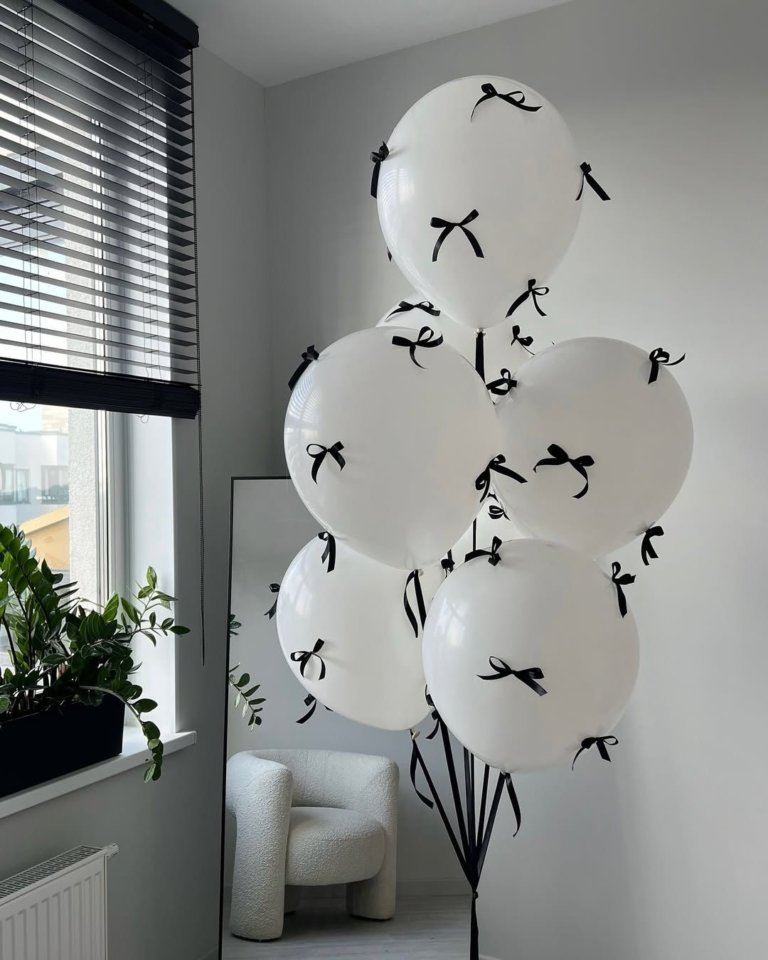 Связка шаров белых с бантиками чёрными