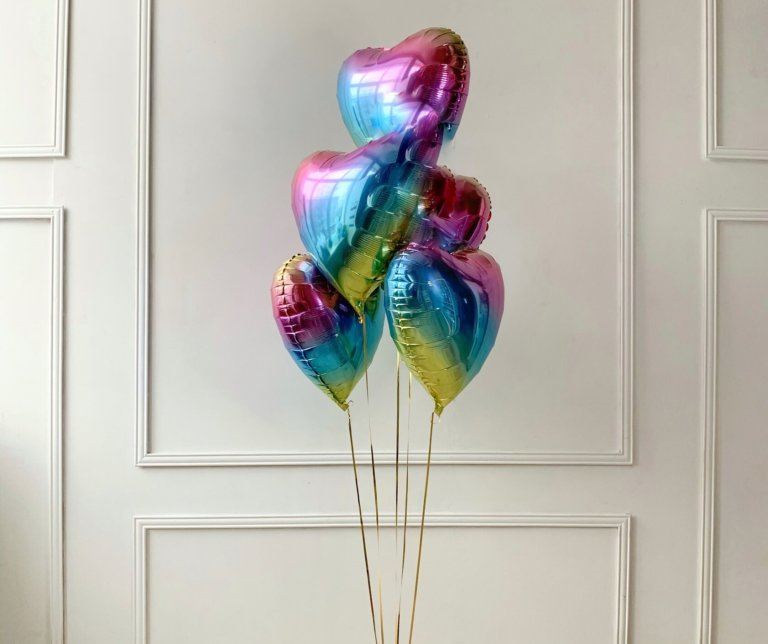 Фонтан шаров сердец разноцветные