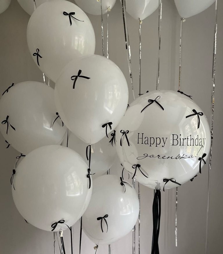 Шары белые с бантиками и большой шар с надписью