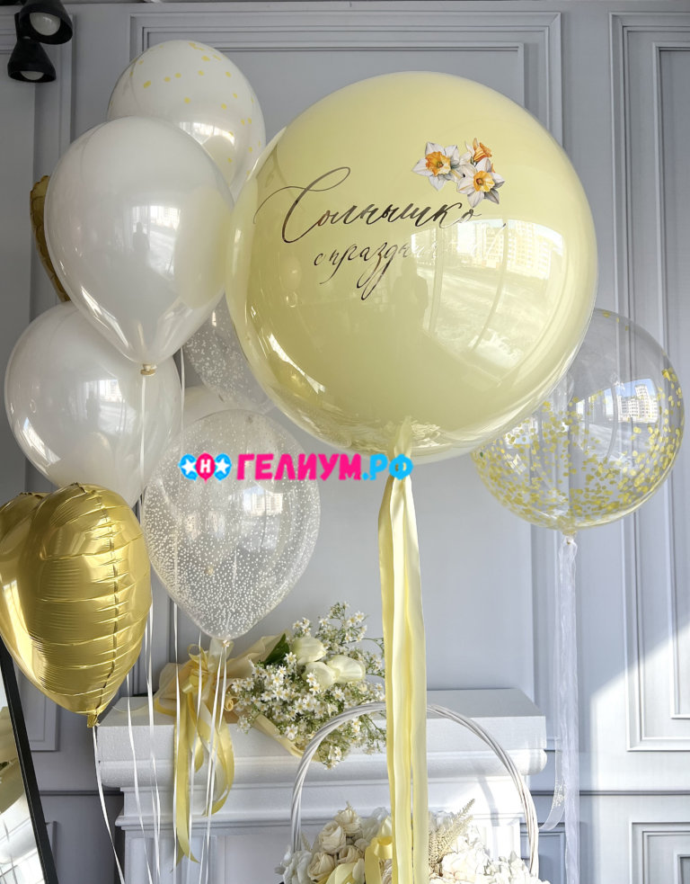 Большой зеркальный шар с надписью и фонтан шаров