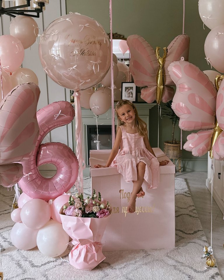 Шары девочке розовые и пыльная роза с бабочками