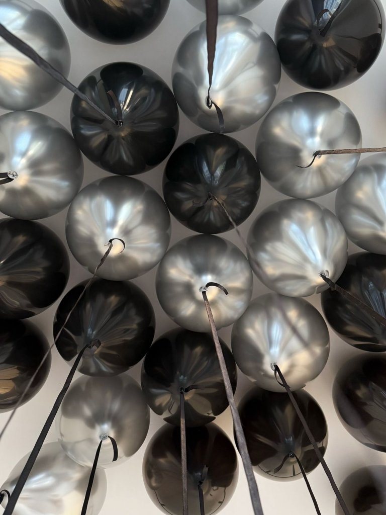 Шары под потолок серебро и чёрные 20 штук