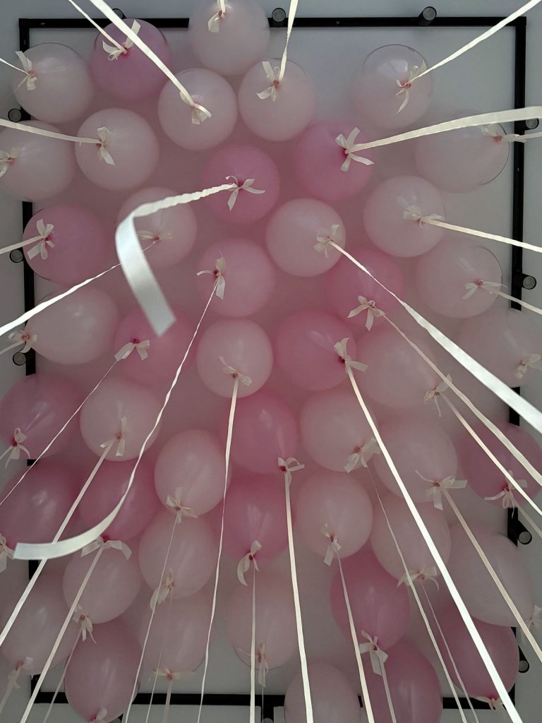 Шары под потолок розовые с бантиками 50 штук