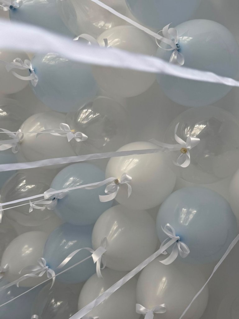 Шары под потолок 30 штук голубые и белые