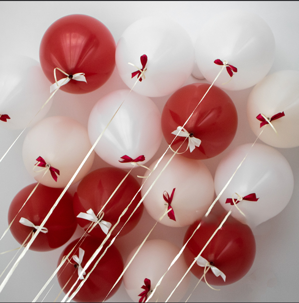 Шары под потолок бордовые,крем и белые с бантиками